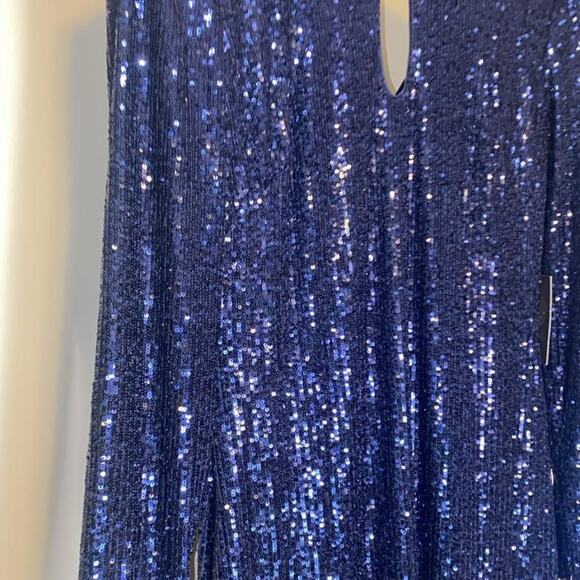 Short V-neck dress by Vince Camuto - Picture 3 of 8